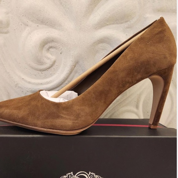 Vince Camuto Suede Pumps NIB size 9 - Picture 1 of 3